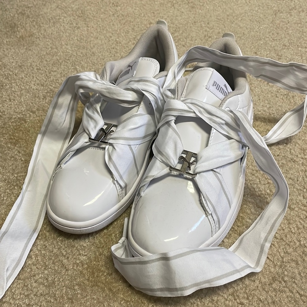 White Puma size 6c soft foam shoes never worn outside